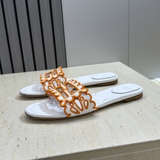 芬迪 Fendi 2026春夏新款果冻色懒人沙滩女鞋 F家字母logo拼色电绣平底圆头镂空露趾凉拖鞋材质 芬迪 Fendi 2026春夏新款果冻色懒人沙滩女鞋 F家字母logo拼色电绣平底圆头镂空露趾凉拖鞋材质