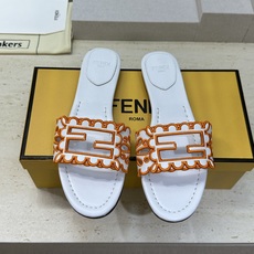 芬迪 Fendi 2026春夏新款果冻色懒人沙滩女鞋 F家字母logo拼色电绣平底圆头镂空露趾凉拖鞋材质 芬迪 Fendi 2026春夏新款果冻色懒人沙滩女鞋 F家字母logo拼色电绣平底圆头镂空露趾凉拖鞋材质