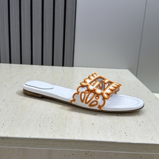 芬迪 Fendi 2026春夏新款果冻色懒人沙滩女鞋 F家字母logo拼色电绣平底圆头镂空露趾凉拖鞋材质 芬迪 Fendi 2026春夏新款果冻色懒人沙滩女鞋 F家字母logo拼色电绣平底圆头镂空露趾凉拖鞋材质