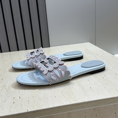 芬迪 Fendi 2026春夏新款果冻色懒人沙滩女鞋 F家字母logo拼色电绣平底圆头镂空露趾凉拖鞋材质 芬迪 Fendi 2026春夏新款果冻色懒人沙滩女鞋 F家字母logo拼色电绣平底圆头镂空露趾凉拖鞋材质
