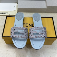 芬迪 Fendi 2026春夏新款果冻色懒人沙滩女鞋 F家字母logo拼色电绣平底圆头镂空露趾凉拖鞋材质 芬迪 Fendi 2026春夏新款果冻色懒人沙滩女鞋 F家字母logo拼色电绣平底圆头镂空露趾凉拖鞋材质