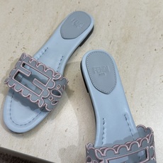 芬迪 Fendi 2026春夏新款果冻色懒人沙滩女鞋 F家字母logo拼色电绣平底圆头镂空露趾凉拖鞋材质 芬迪 Fendi 2026春夏新款果冻色懒人沙滩女鞋 F家字母logo拼色电绣平底圆头镂空露趾凉拖鞋材质