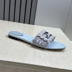 芬迪 Fendi 2026春夏新款果冻色懒人沙滩女鞋 F家字母logo拼色电绣平底圆头镂空露趾凉拖鞋材质 芬迪 Fendi 2026春夏新款果冻色懒人沙滩女鞋 F家字母logo拼色电绣平底圆头镂空露趾凉拖鞋材质