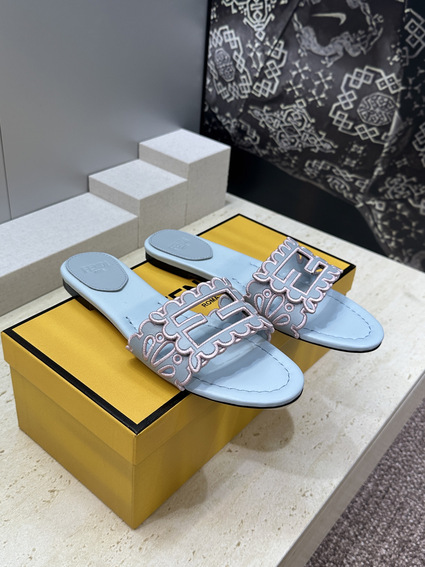 芬迪 Fendi 2026春夏新款果冻色懒人沙滩女鞋 F家字母logo拼色电绣平底圆头镂空露趾凉拖鞋材质