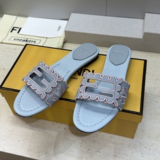 芬迪 Fendi 2026春夏新款果冻色懒人沙滩女鞋 F家字母logo拼色电绣平底圆头镂空露趾凉拖鞋材质 芬迪 Fendi 2026春夏新款果冻色懒人沙滩女鞋 F家字母logo拼色电绣平底圆头镂空露趾凉拖鞋材质