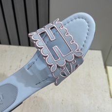 芬迪 Fendi 2026春夏新款果冻色懒人沙滩女鞋 F家字母logo拼色电绣平底圆头镂空露趾凉拖鞋材质 芬迪 Fendi 2026春夏新款果冻色懒人沙滩女鞋 F家字母logo拼色电绣平底圆头镂空露趾凉拖鞋材质