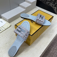 芬迪 Fendi 2026春夏新款果冻色懒人沙滩女鞋 F家字母logo拼色电绣平底圆头镂空露趾凉拖鞋材质 芬迪 Fendi 2026春夏新款果冻色懒人沙滩女鞋 F家字母logo拼色电绣平底圆头镂空露趾凉拖鞋材质