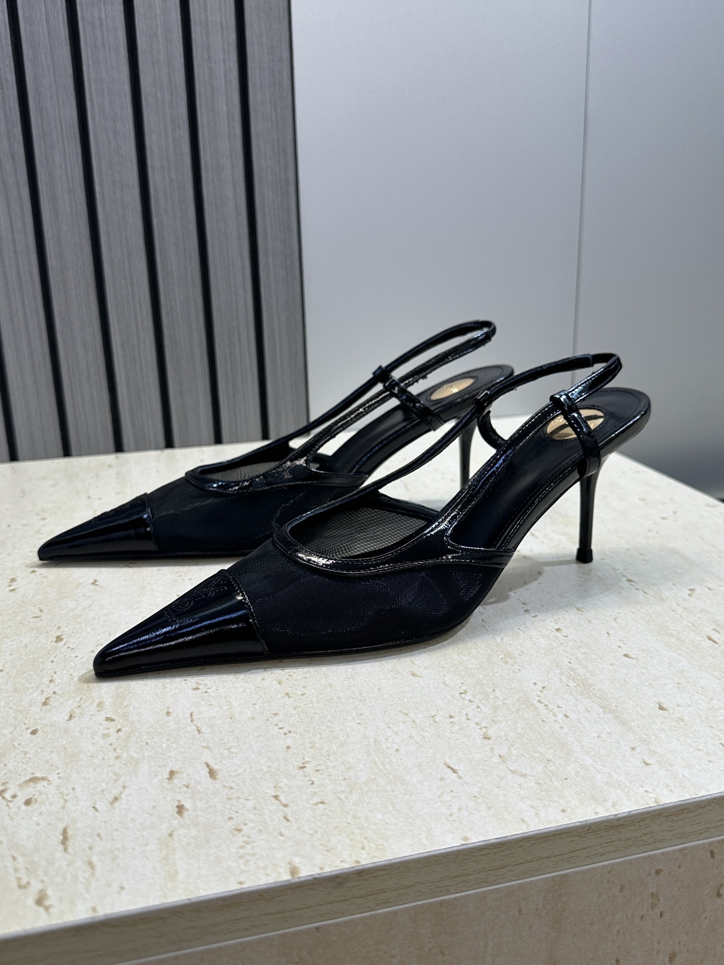 SAINT LAURENT PARIS 圣罗兰2026春夏新款高跟尖头女鞋 YSL字母logo明星同款 SAINT LAURENT PARIS 圣罗兰2026春夏新款高跟尖头女鞋 YSL字母logo明星同款