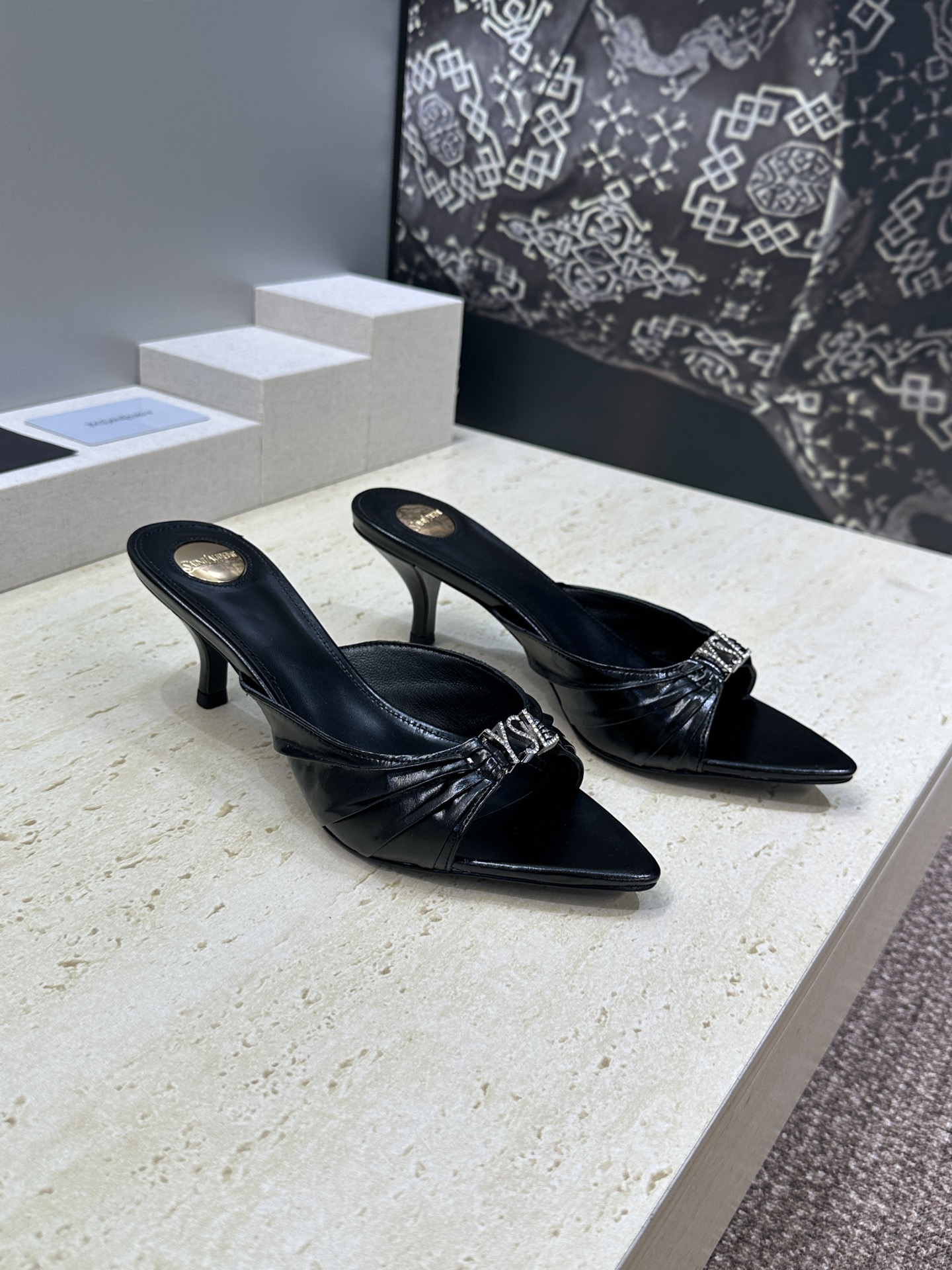 SAINT LAURENT PARIS 圣罗兰2026早春新款中跟水钻女鞋  YSL字母logo五金扣明