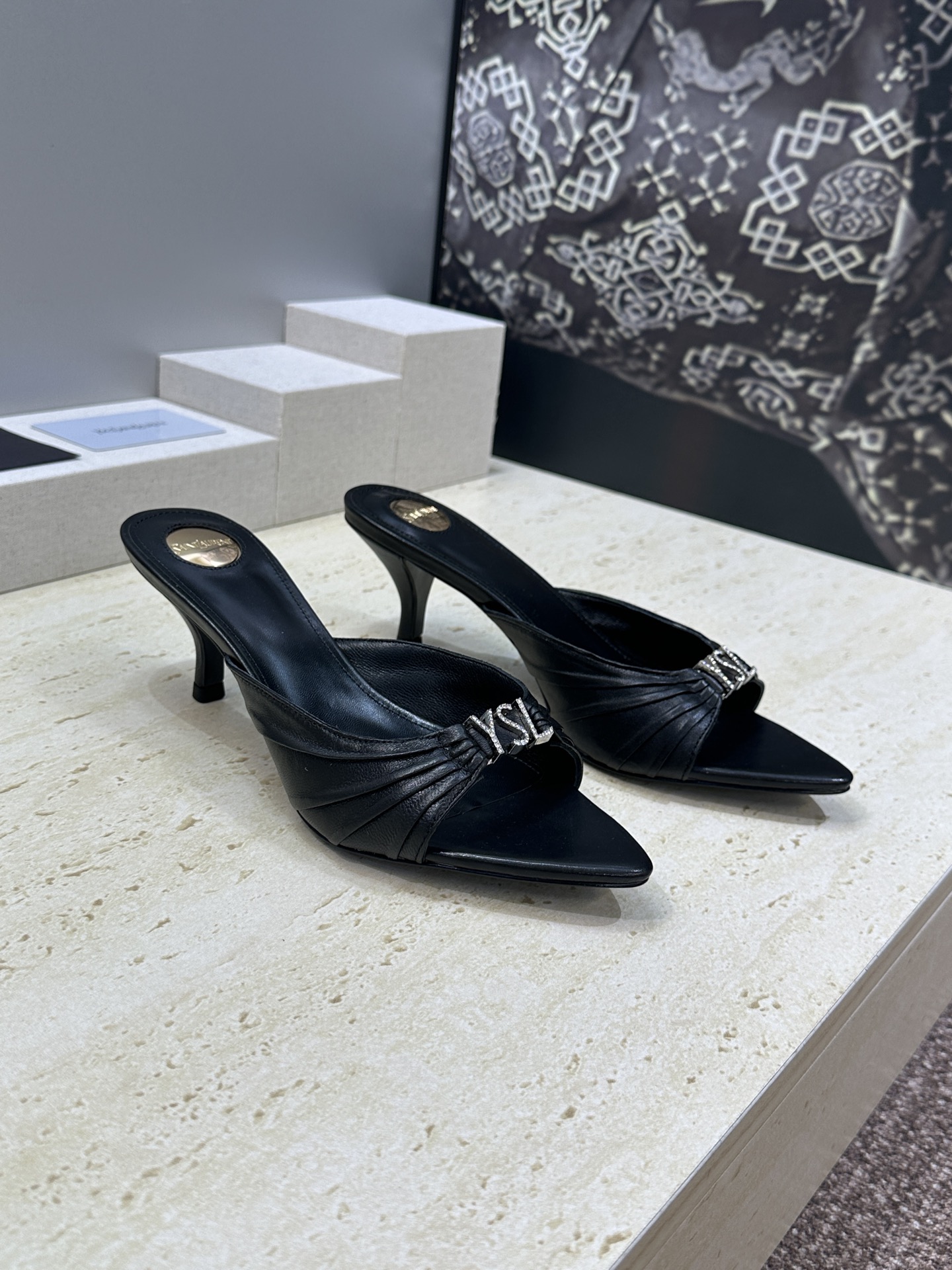 SAINT LAURENT PARIS 圣罗兰2026早春新款中跟水钻女鞋  YSL字母logo五金扣明