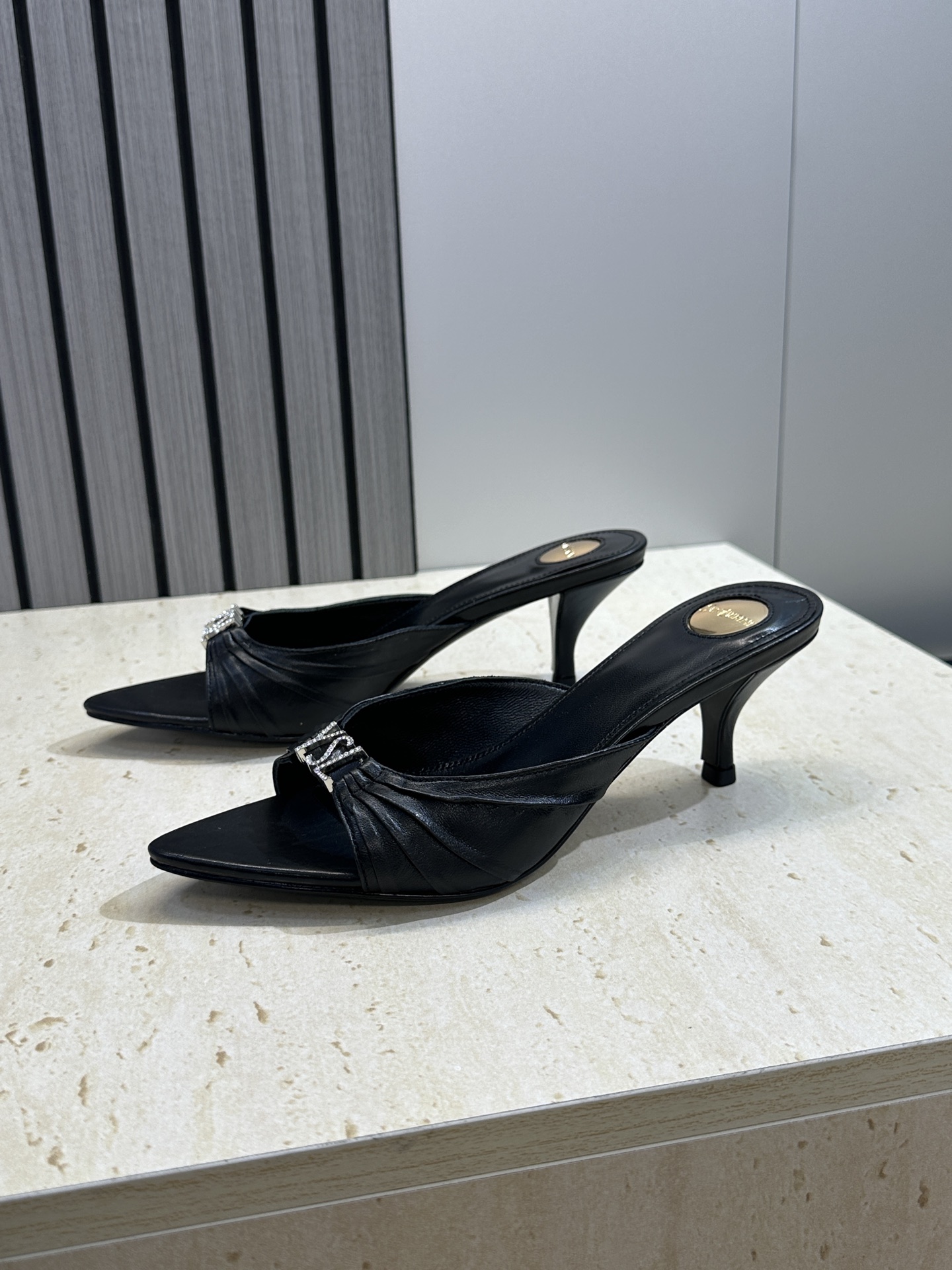 SAINT LAURENT PARIS 圣罗兰2026早春新款中跟水钻女鞋  YSL字母logo五金扣明