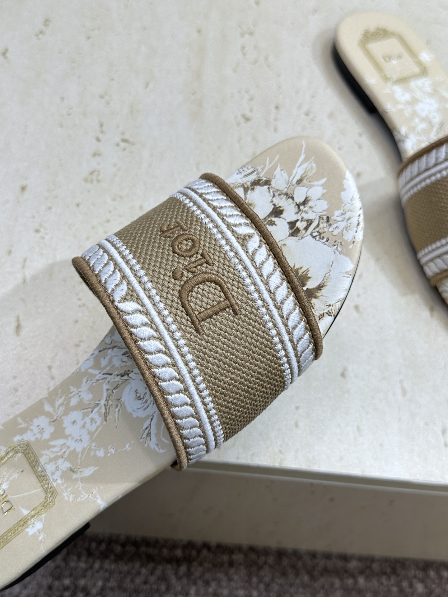 平底/迪奥 Dior 春夏新款 DWAY 一字拖女鞋 CD字母logo立体刺绣平底凉鞋 圆头粗跟果冻色露