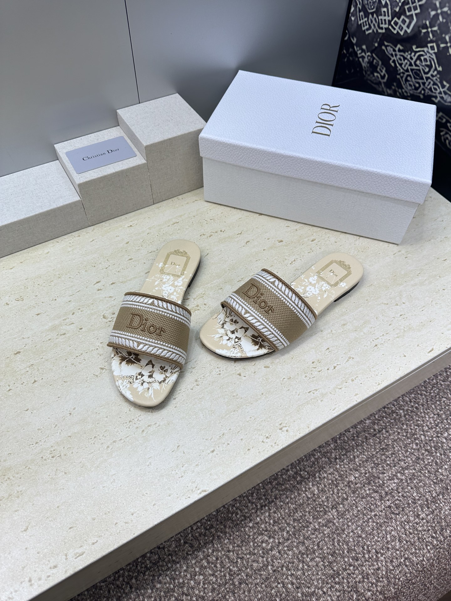 平底/迪奥 Dior 春夏新款 DWAY 一字拖女鞋 CD字母logo立体刺绣平底凉鞋 圆头粗跟果冻色露