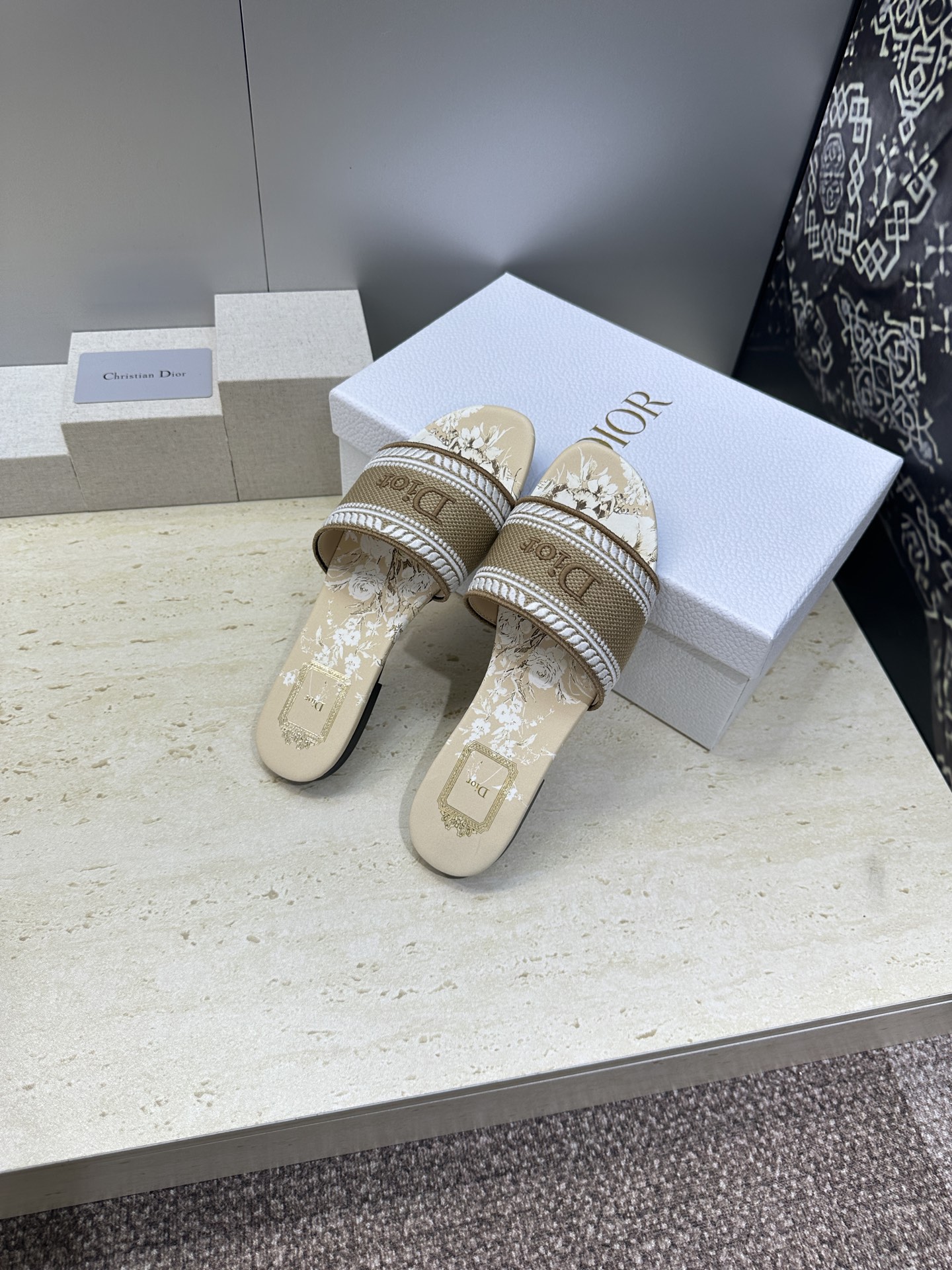平底/迪奥 Dior 春夏新款 DWAY 一字拖女鞋 CD字母logo立体刺绣平底凉鞋 圆头粗跟果冻色露