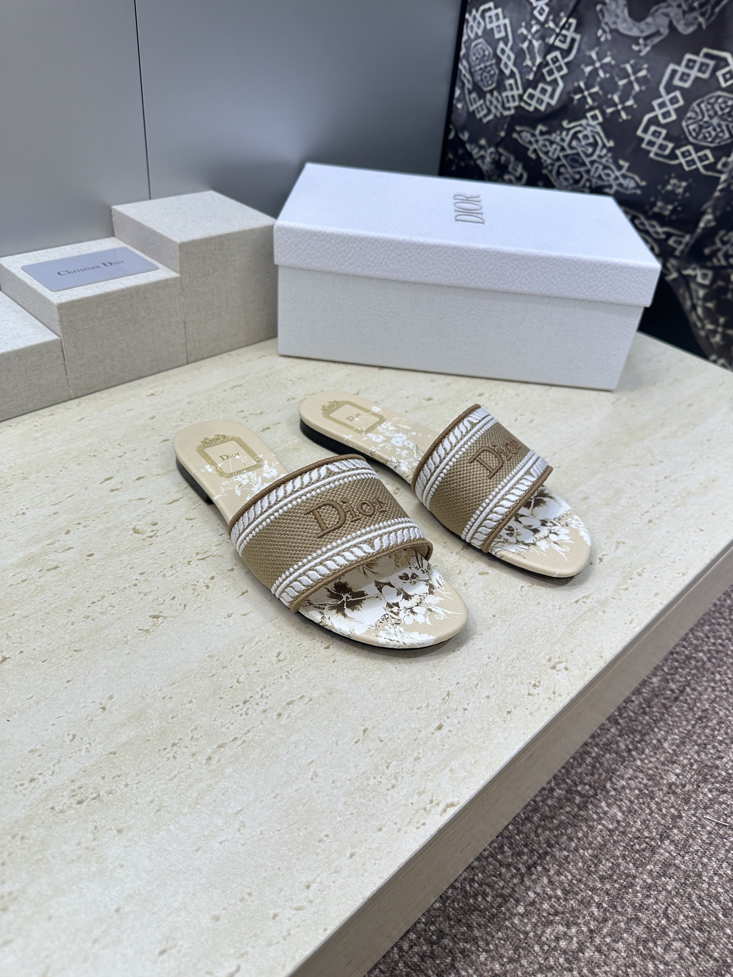 平底/迪奥 Dior 春夏新款 DWAY 一字拖女鞋 CD字母logo立体刺绣平底凉鞋 圆头粗跟果冻色露