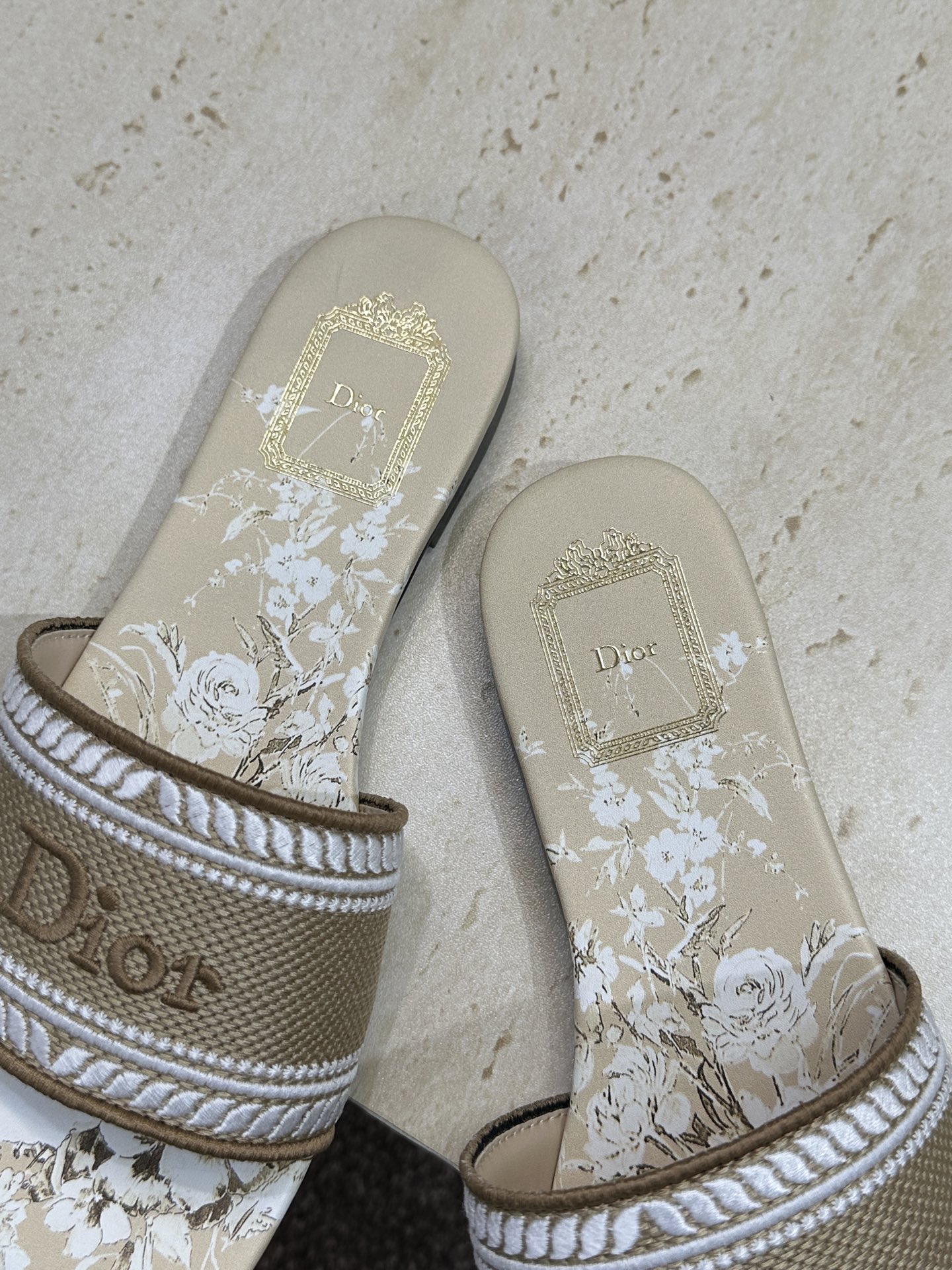 平底/迪奥 Dior 春夏新款 DWAY 一字拖女鞋 CD字母logo立体刺绣平底凉鞋 圆头粗跟果冻色露