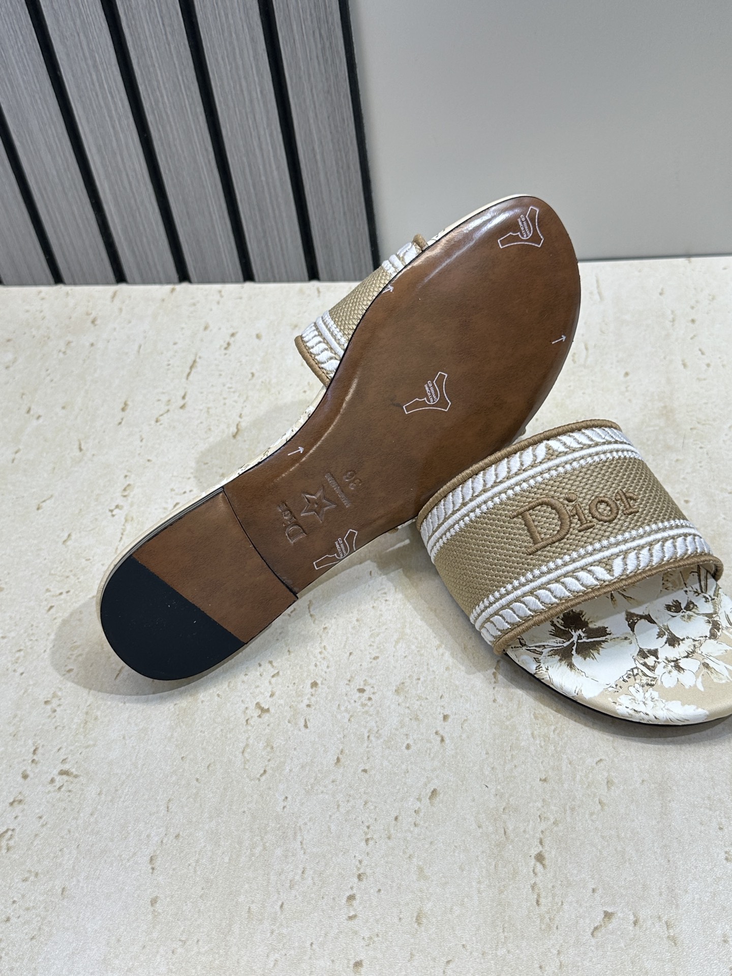 平底/迪奥 Dior 春夏新款 DWAY 一字拖女鞋 CD字母logo立体刺绣平底凉鞋 圆头粗跟果冻色露