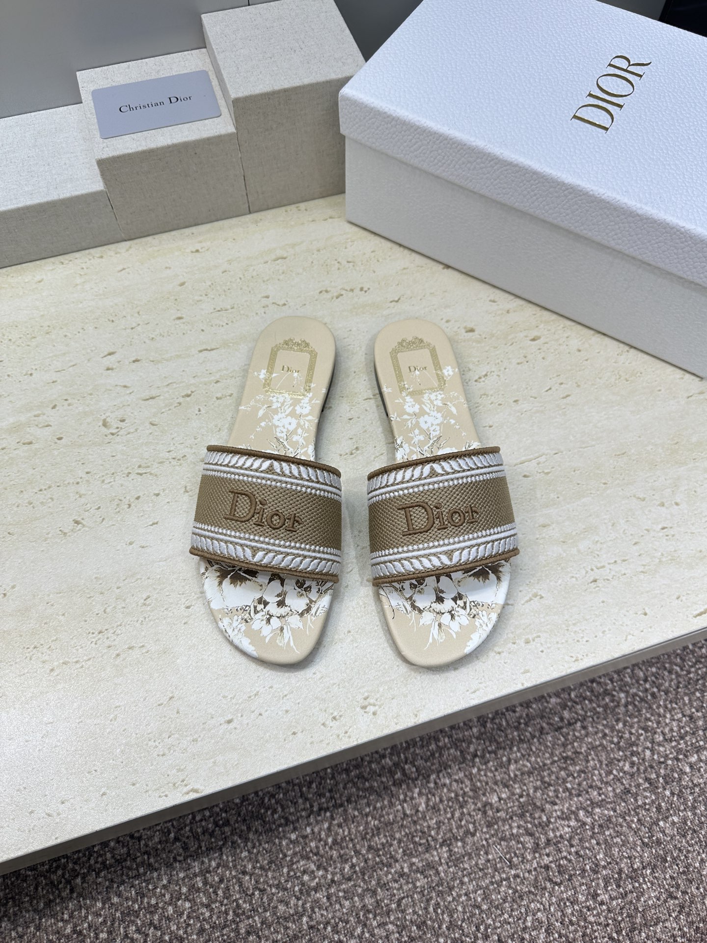 平底/迪奥 Dior 春夏新款 DWAY 一字拖女鞋 CD字母logo立体刺绣平底凉鞋 圆头粗跟果冻色露