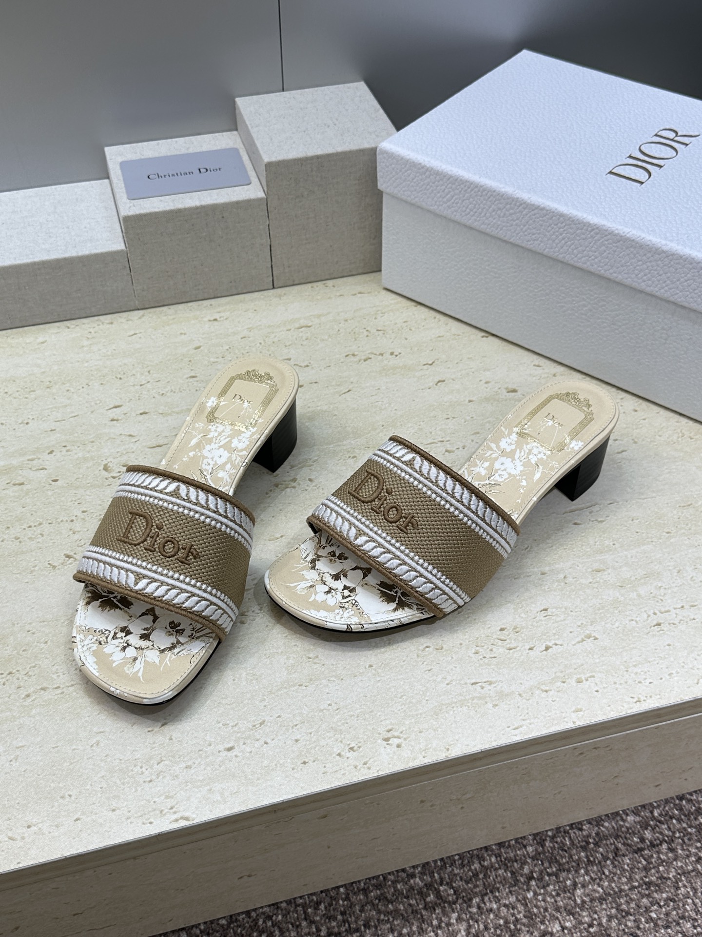 粗跟迪奥 Dior 春夏新款 DWAY 一字拖女鞋 CD字母logo立体刺绣平底凉鞋 圆头粗跟果冻色露跟