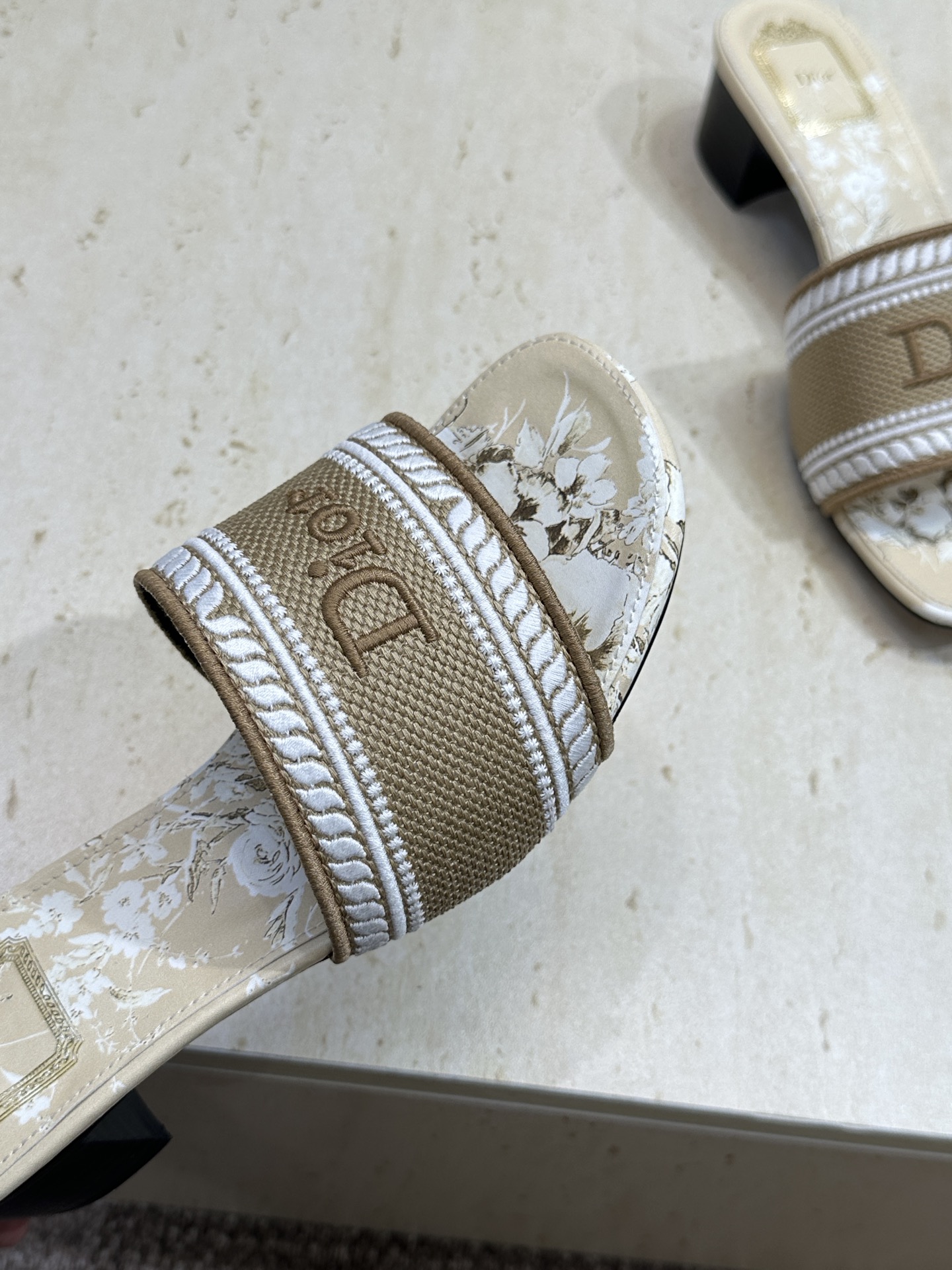 粗跟迪奥 Dior 春夏新款 DWAY 一字拖女鞋 CD字母logo立体刺绣平底凉鞋 圆头粗跟果冻色露跟