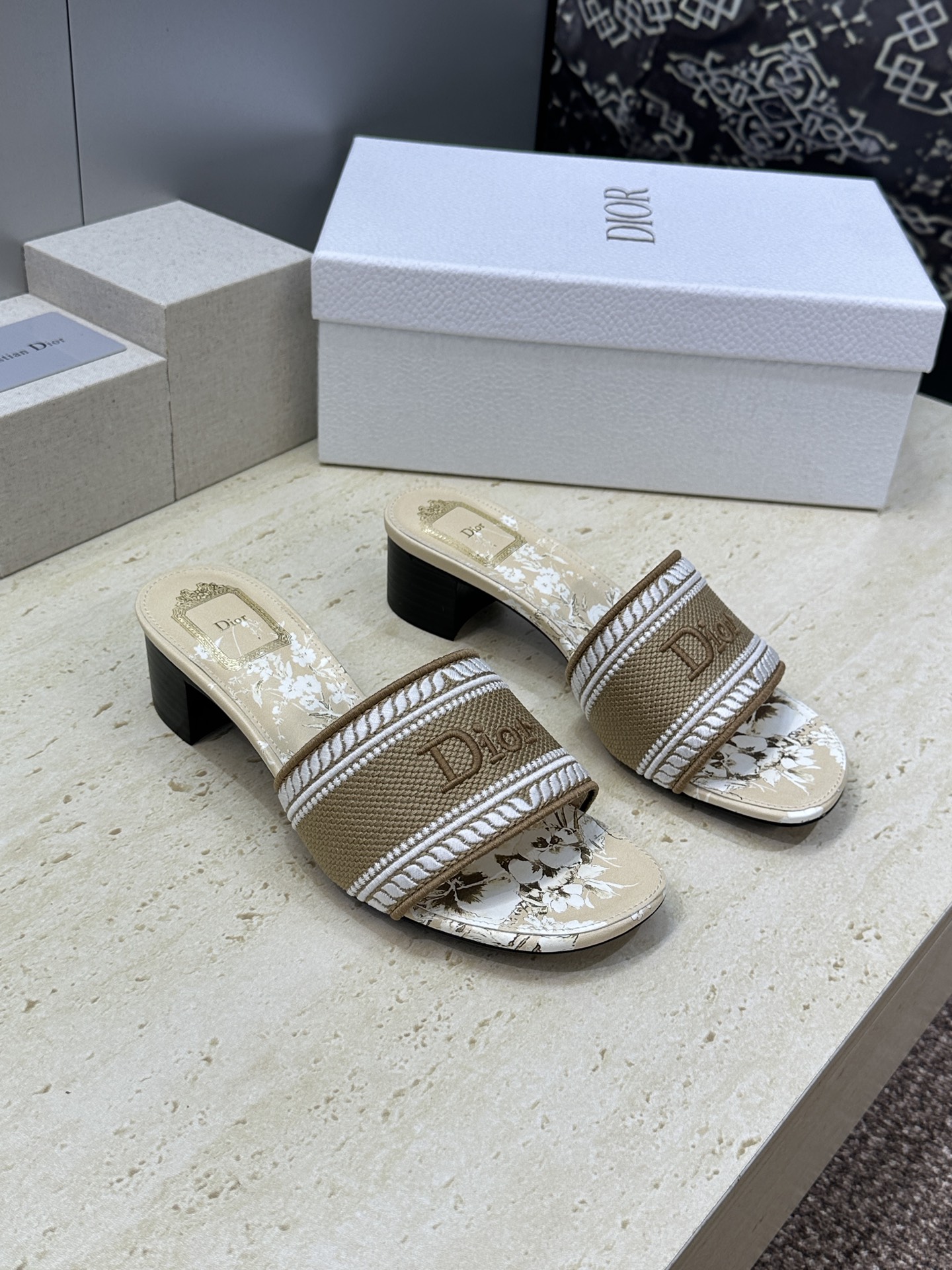 粗跟迪奥 Dior 春夏新款 DWAY 一字拖女鞋 CD字母logo立体刺绣平底凉鞋 圆头粗跟果冻色露跟