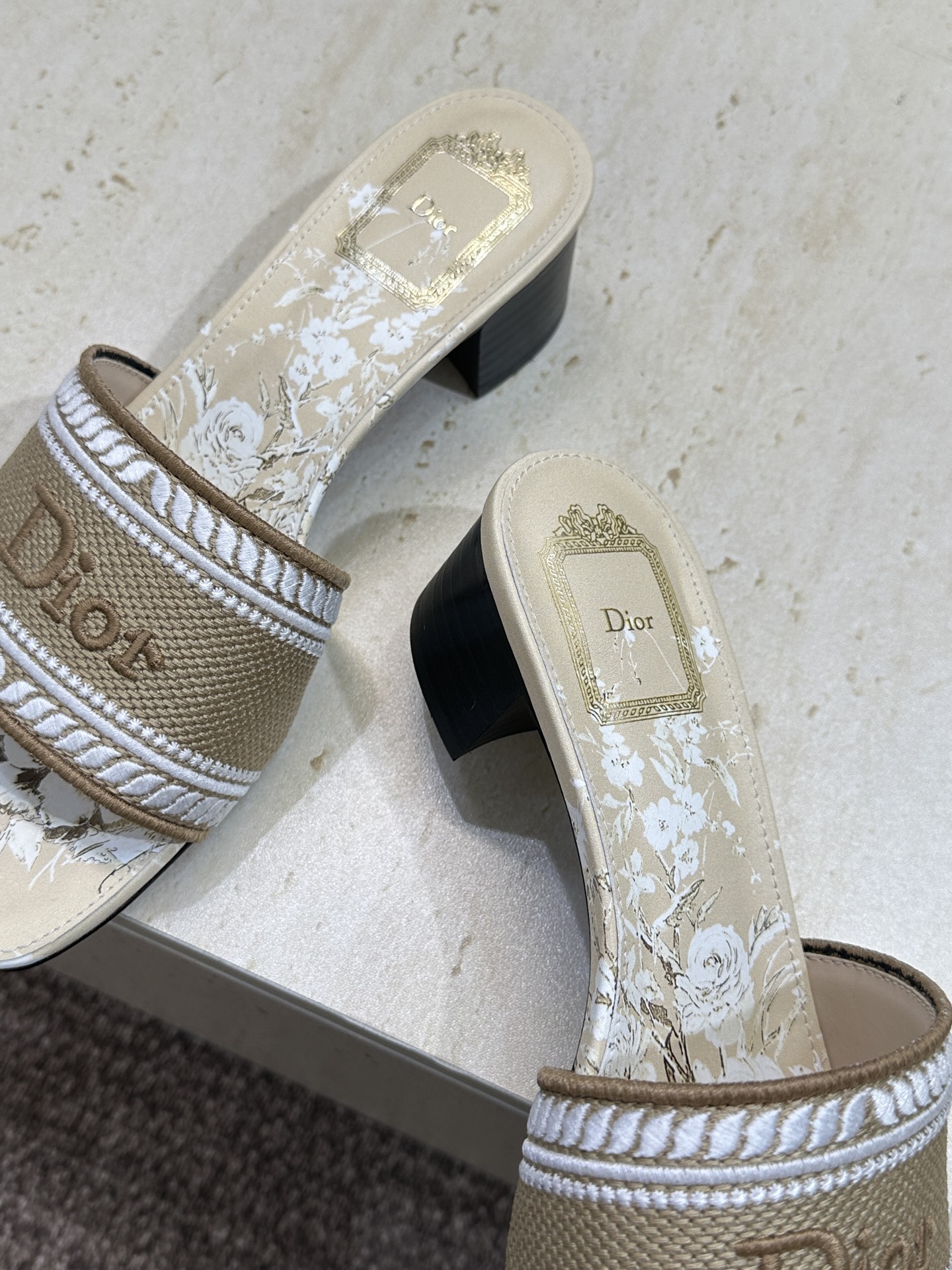 粗跟迪奥 Dior 春夏新款 DWAY 一字拖女鞋 CD字母logo立体刺绣平底凉鞋 圆头粗跟果冻色露跟