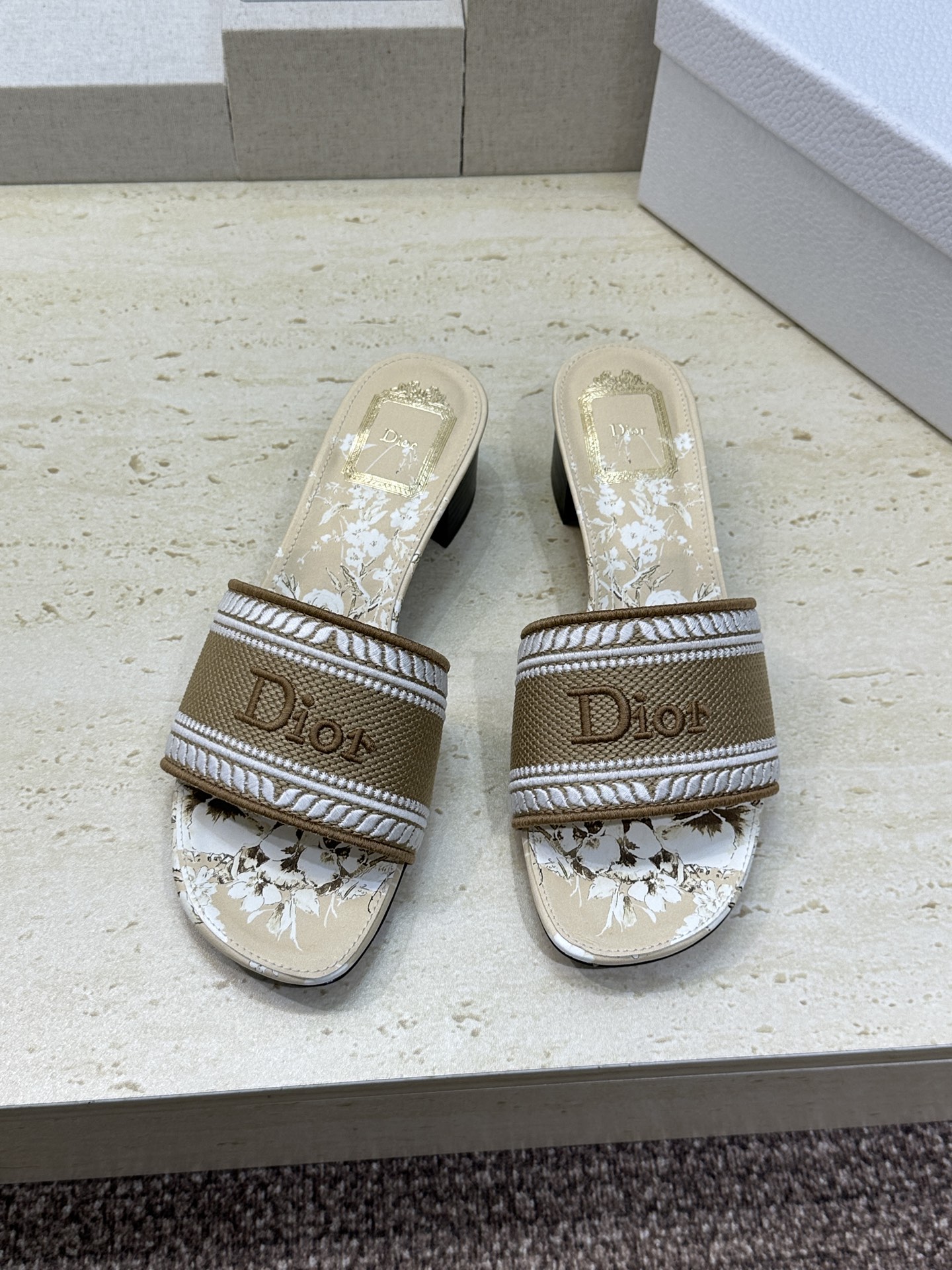 粗跟迪奥 Dior 春夏新款 DWAY 一字拖女鞋 CD字母logo立体刺绣平底凉鞋 圆头粗跟果冻色露跟