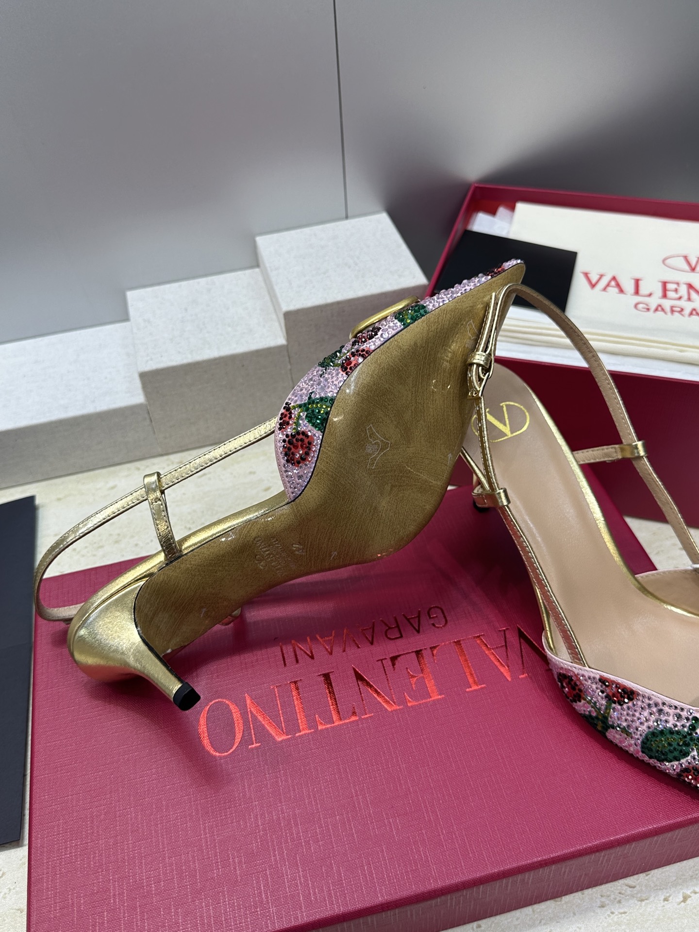 Valentino 2026春夏系列新款幻彩水钻拼色女鞋 华伦天奴字母logo五金扣尖头高跟穆勒凉拖鞋材