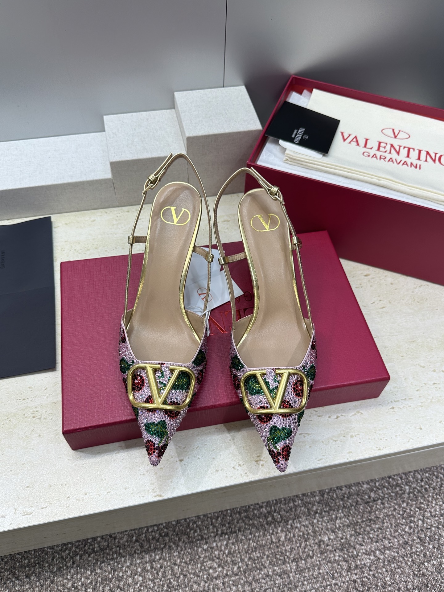 Valentino 2026春夏系列新款幻彩水钻拼色女鞋 华伦天奴字母logo五金扣尖头高跟穆勒凉拖鞋材