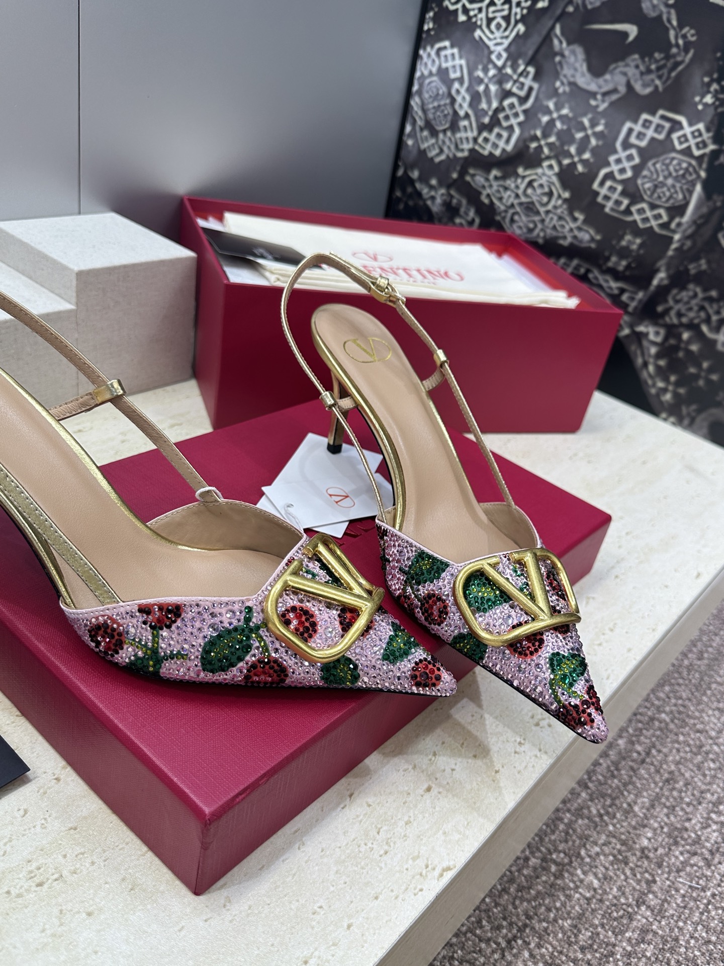 Valentino 2026春夏系列新款幻彩水钻拼色女鞋 华伦天奴字母logo五金扣尖头高跟穆勒凉拖鞋材