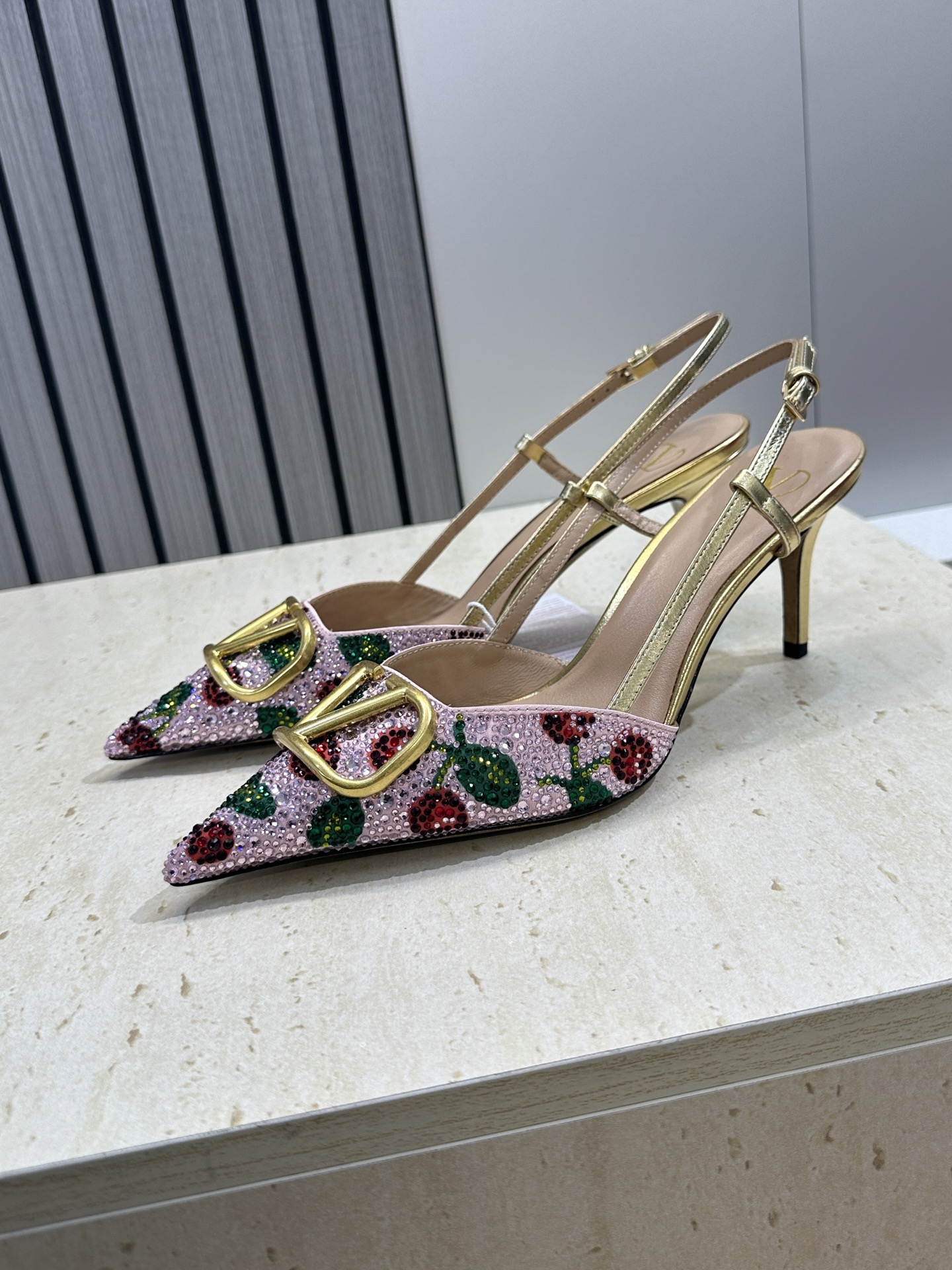 Valentino 2026春夏系列新款幻彩水钻拼色女鞋 华伦天奴字母logo五金扣尖头高跟穆勒凉拖鞋材