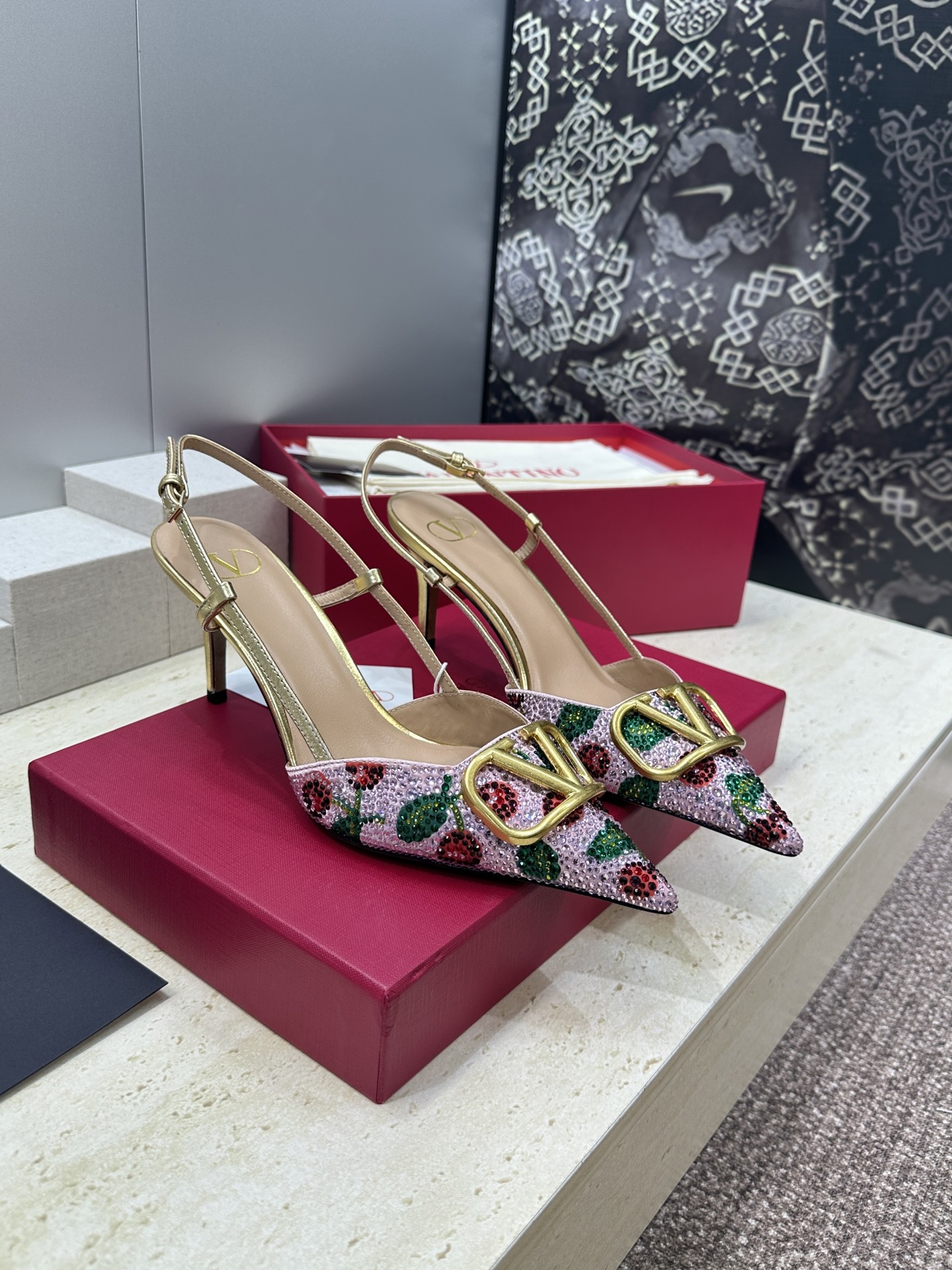 Valentino 2026春夏系列新款幻彩水钻拼色女鞋 华伦天奴字母logo五金扣尖头高跟穆勒凉拖鞋材