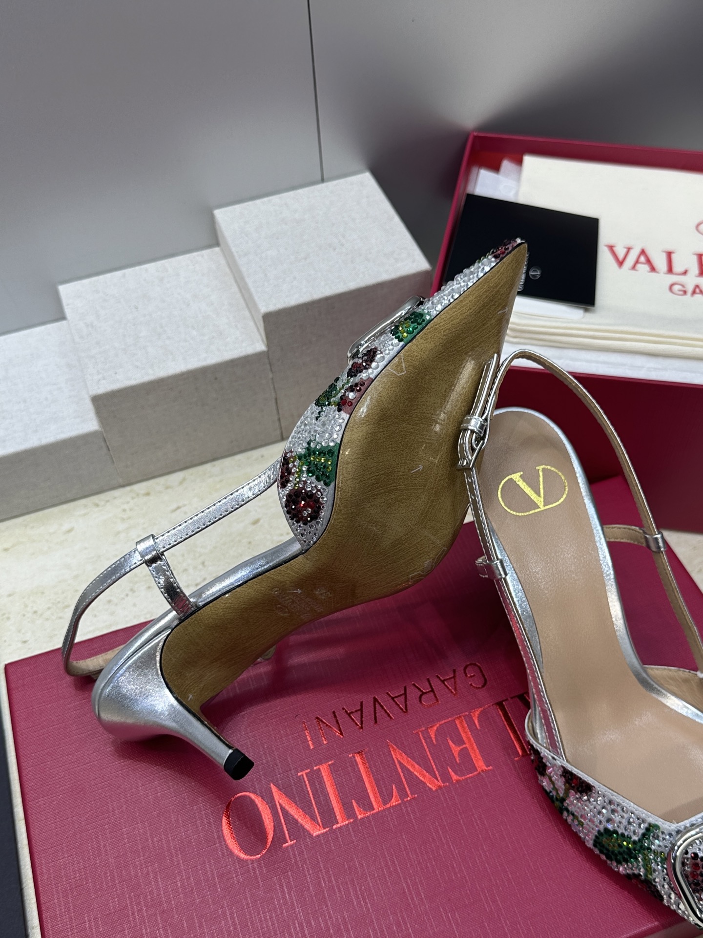 Valentino 2026春夏系列新款幻彩水钻拼色女鞋 华伦天奴字母logo五金扣尖头高跟穆勒凉拖鞋材