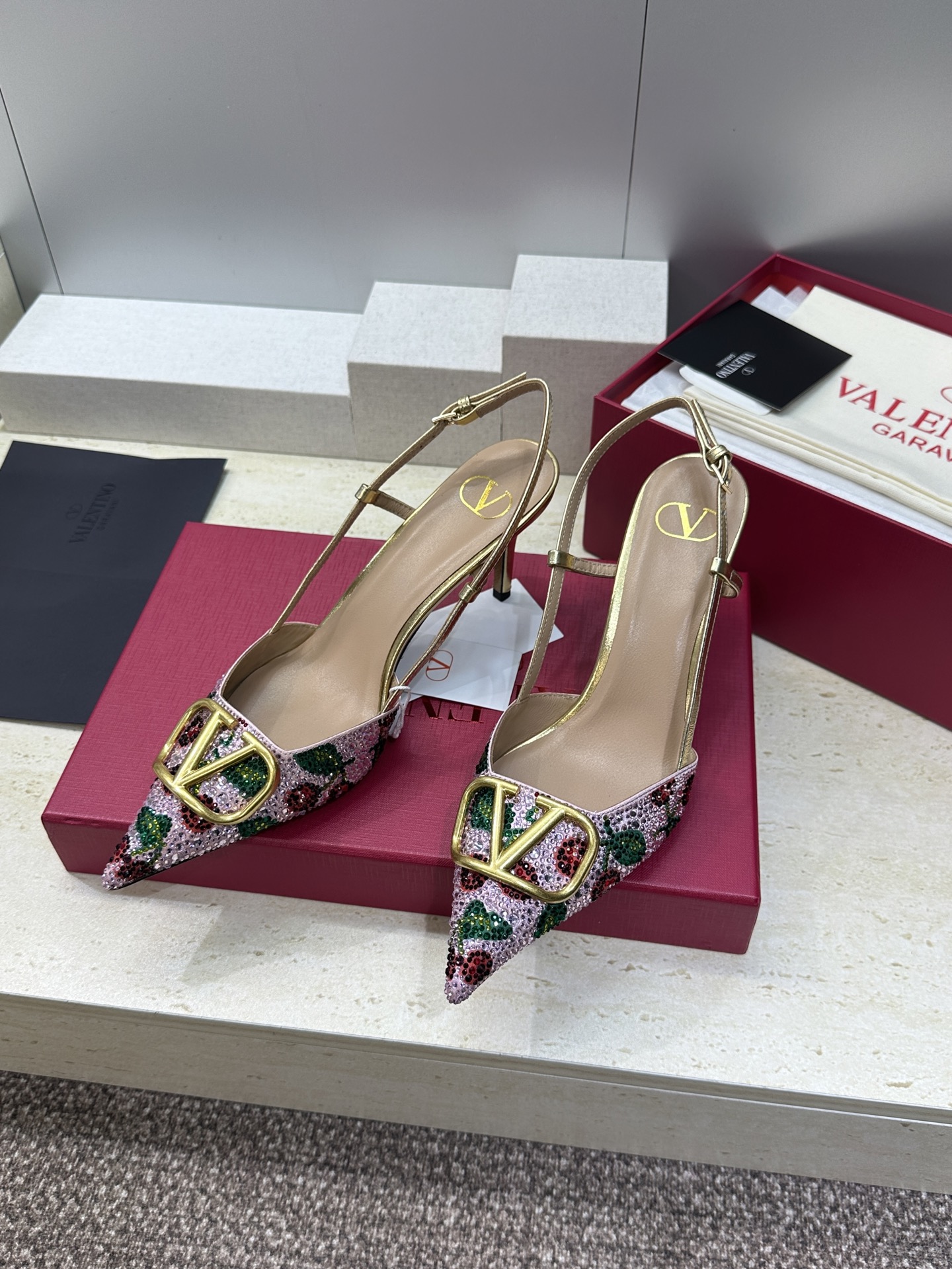 Valentino 2026春夏系列新款幻彩水钻拼色女鞋 华伦天奴字母logo五金扣尖头高跟穆勒凉拖鞋材