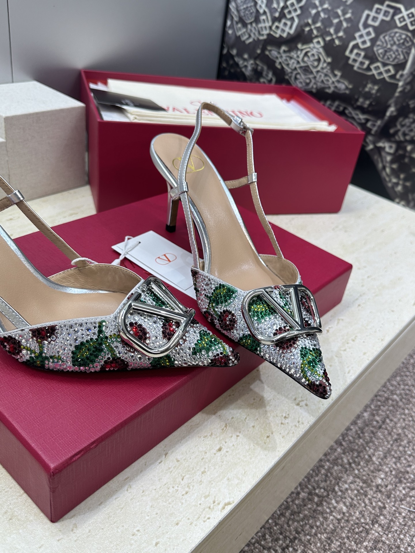 Valentino 2026春夏系列新款幻彩水钻拼色女鞋 华伦天奴字母logo五金扣尖头高跟穆勒凉拖鞋材