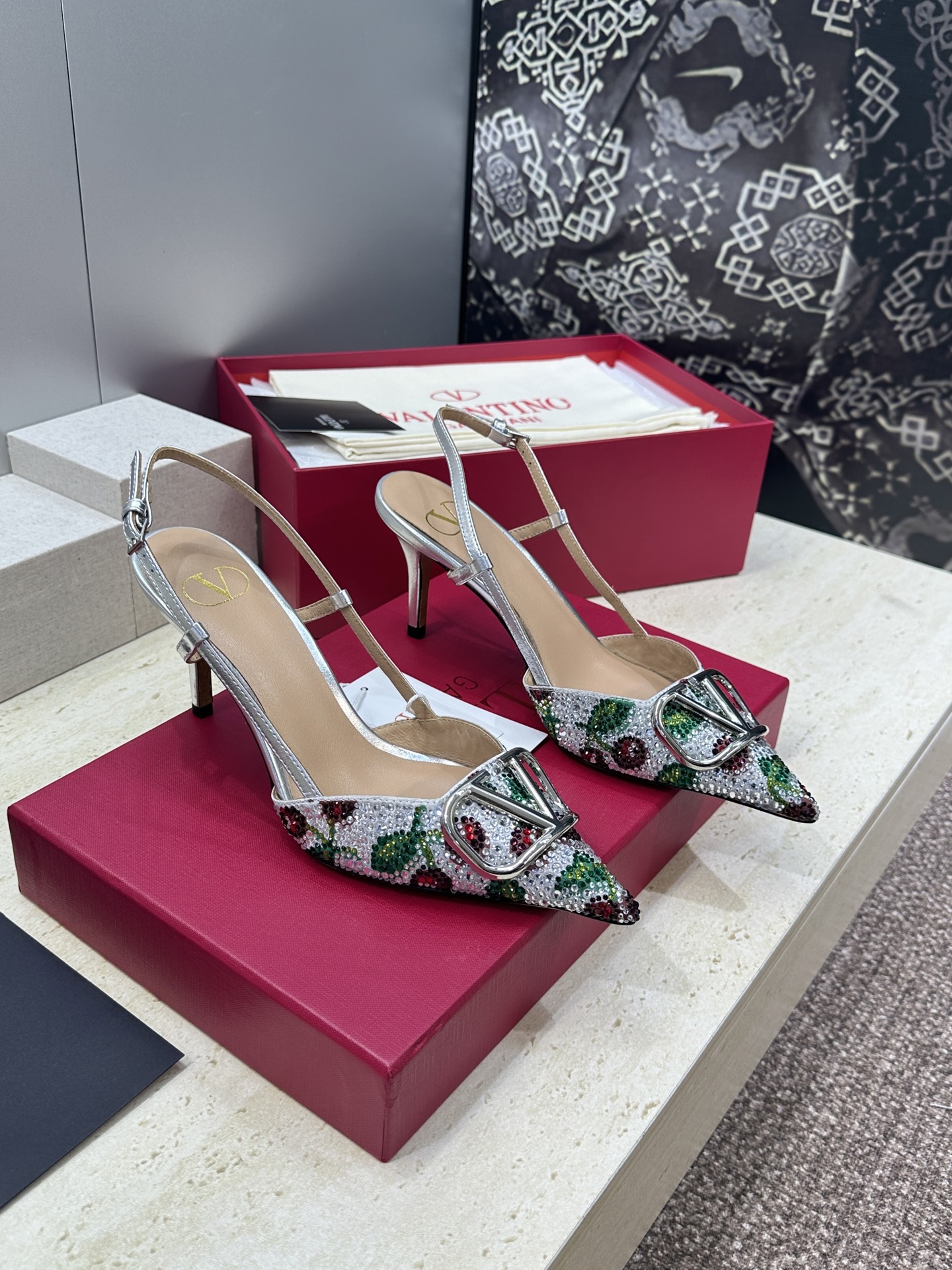 Valentino 2026春夏系列新款幻彩水钻拼色女鞋 华伦天奴字母logo五金扣尖头高跟穆勒凉拖鞋材