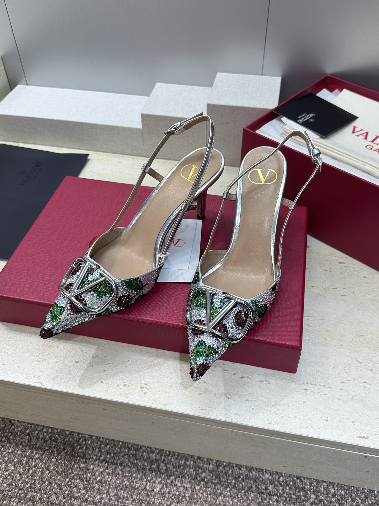 Valentino 2026春夏系列新款幻彩水钻拼色女鞋 华伦天奴字母logo五金扣尖头高跟穆勒凉拖鞋材