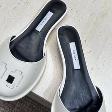 The Row 2026春夏新款果冻色女鞋 明星同款字母logo眼睛图案平底圆头拼色穆勒凉拖鞋材质:鞋面 The Row 2026春夏新款果冻色女鞋 明星同款字母logo眼睛图案平底圆头拼色穆勒凉拖鞋材质:鞋面