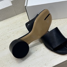 Maison Margiela 马吉拉 2026春夏新款粗跟方头分趾女鞋 MM6字母logo中跟拼色露趾 Maison Margiela 马吉拉 2026春夏新款粗跟方头分趾女鞋 MM6字母logo中跟拼色露趾