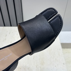 Maison Margiela 马吉拉 2026春夏新款粗跟方头分趾女鞋 MM6字母logo中跟拼色露趾 Maison Margiela 马吉拉 2026春夏新款粗跟方头分趾女鞋 MM6字母logo中跟拼色露趾