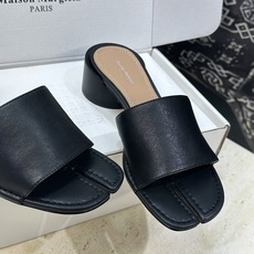 Maison Margiela 马吉拉 2026春夏新款粗跟方头分趾女鞋 MM6字母logo中跟拼色露趾 Maison Margiela 马吉拉 2026春夏新款粗跟方头分趾女鞋 MM6字母logo中跟拼色露趾