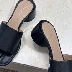 Maison Margiela 马吉拉 2026春夏新款粗跟方头分趾女鞋 MM6字母logo中跟拼色露趾 Maison Margiela 马吉拉 2026春夏新款粗跟方头分趾女鞋 MM6字母logo中跟拼色露趾