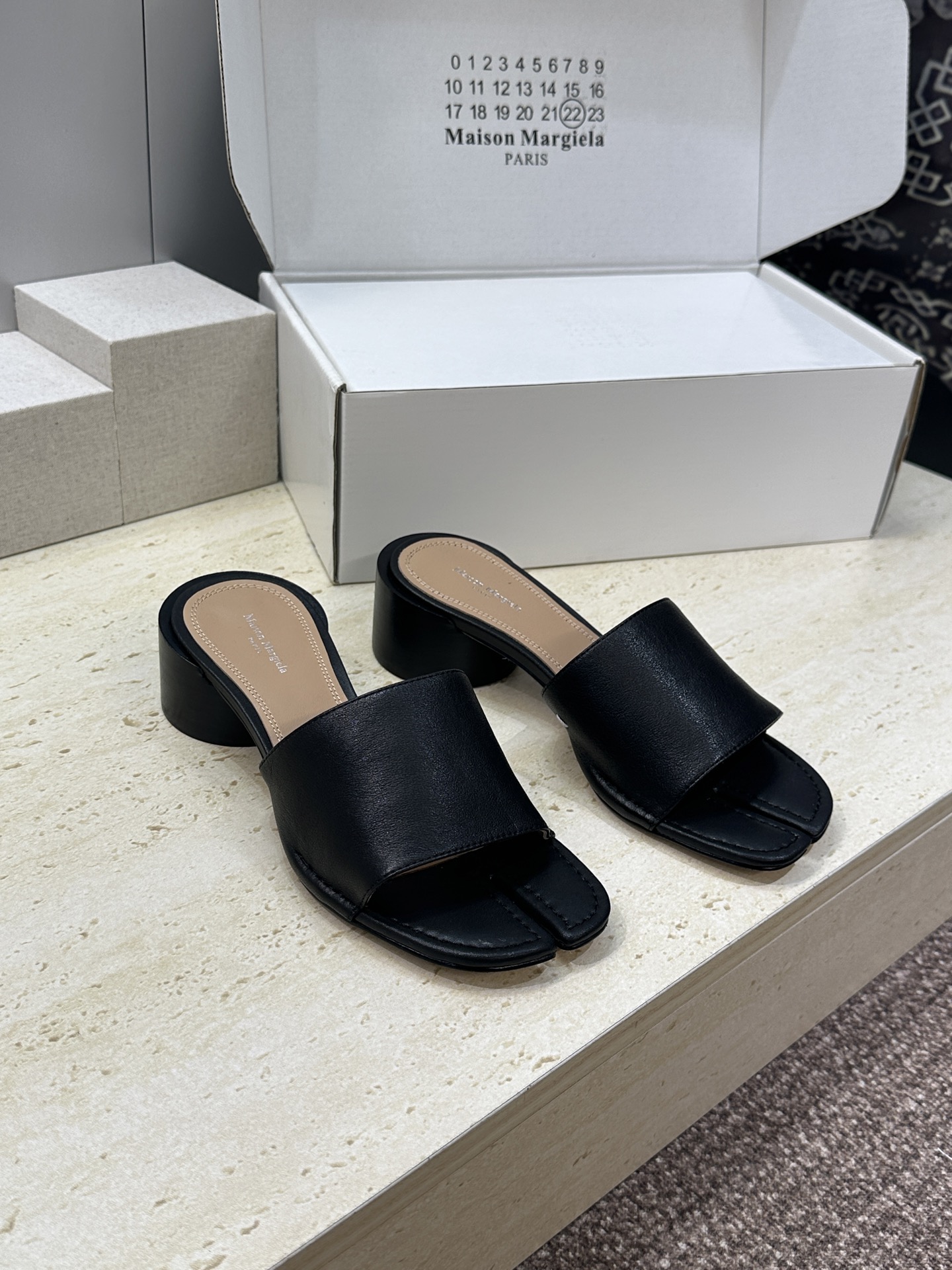 Maison Margiela 马吉拉 2026春夏新款粗跟方头分趾女鞋 MM6字母logo中跟拼色露趾