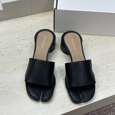 Maison Margiela 马吉拉 2026春夏新款粗跟方头分趾女鞋 MM6字母logo中跟拼色露趾 Maison Margiela 马吉拉 2026春夏新款粗跟方头分趾女鞋 MM6字母logo中跟拼色露趾