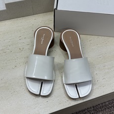 Maison Margiela 马吉拉 2026春夏新款粗跟方头分趾女鞋 MM6字母logo中跟拼色露趾 Maison Margiela 马吉拉 2026春夏新款粗跟方头分趾女鞋 MM6字母logo中跟拼色露趾