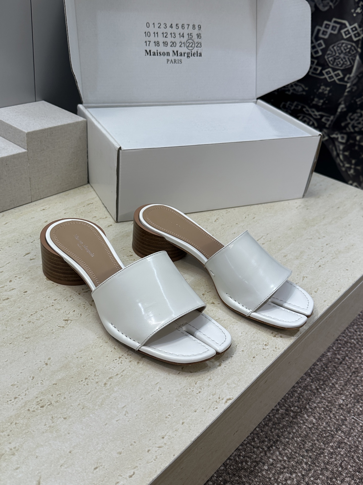 Maison Margiela 马吉拉 2026春夏新款粗跟方头分趾女鞋 MM6字母logo中跟拼色露趾