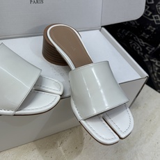 Maison Margiela 马吉拉 2026春夏新款粗跟方头分趾女鞋 MM6字母logo中跟拼色露趾 Maison Margiela 马吉拉 2026春夏新款粗跟方头分趾女鞋 MM6字母logo中跟拼色露趾