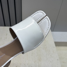 Maison Margiela 马吉拉 2026春夏新款粗跟方头分趾女鞋 MM6字母logo中跟拼色露趾 Maison Margiela 马吉拉 2026春夏新款粗跟方头分趾女鞋 MM6字母logo中跟拼色露趾