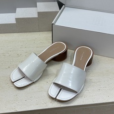 Maison Margiela 马吉拉 2026春夏新款粗跟方头分趾女鞋 MM6字母logo中跟拼色露趾 Maison Margiela 马吉拉 2026春夏新款粗跟方头分趾女鞋 MM6字母logo中跟拼色露趾