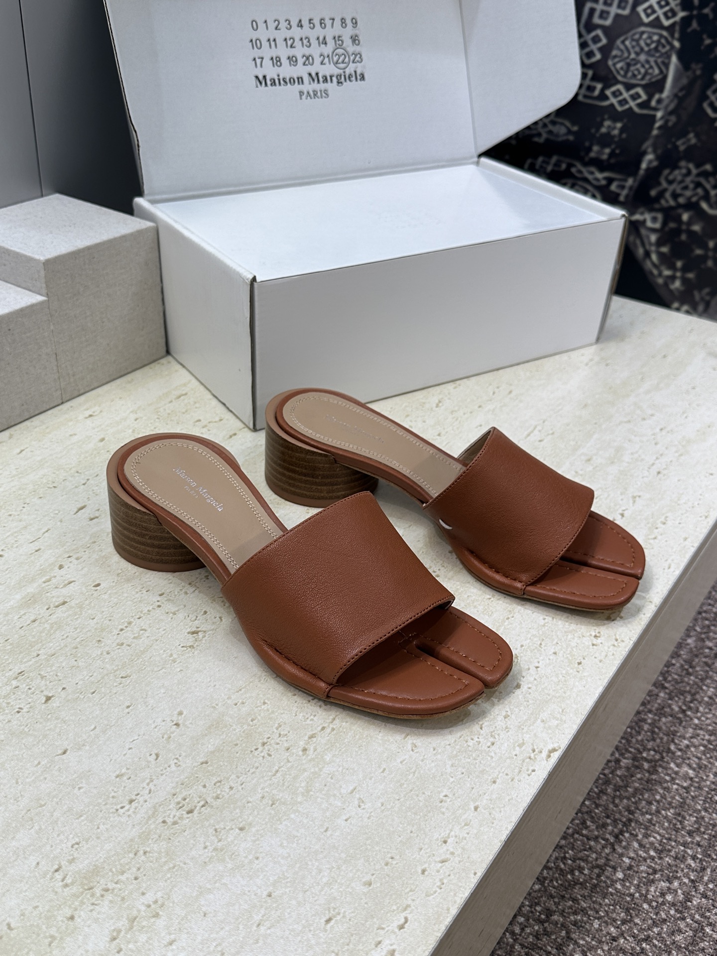 Maison Margiela 马吉拉 2026春夏新款粗跟方头分趾女鞋 MM6字母logo中跟拼色露趾